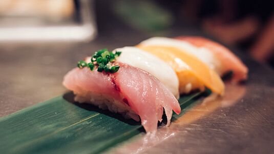 I piatti di pesce fresco sono un deposito di proteine ​​e acidi grassi nella dieta giapponese