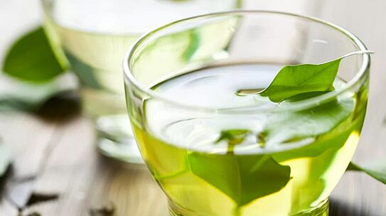 Il tè verde è una bevanda estremamente salutare consumata nella dieta giapponese. 