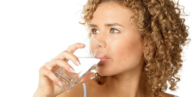 Con una dieta da bere, devi consumare 1, 5 litri di acqua purificata, oltre ad altri liquidi