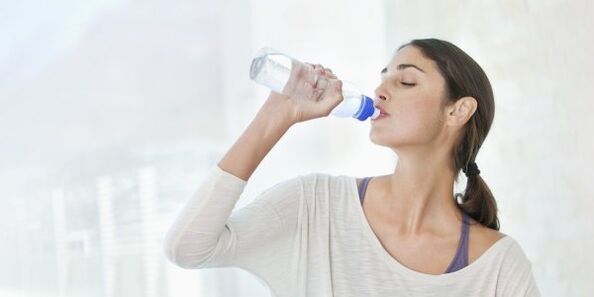 Per perdere peso velocemente, devi bere almeno 2 litri di acqua al giorno. 
