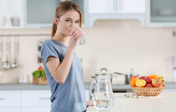 Bere acqua prima dei pasti per perdere peso con una dieta pigra