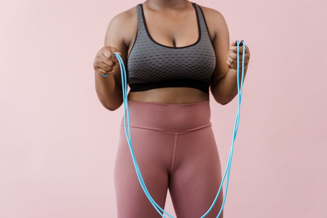 Saltare la corda è un allenamento cardio che permette di perdere peso nella zona addominale